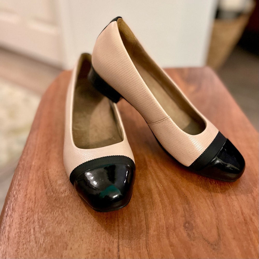 Clarks Artisan Keesha Rosa Leather Flats Soft Pink with Glossy Black Toe Cap 6.5